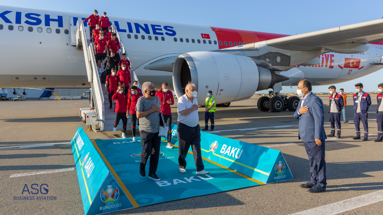 The Turkish national football team arrived in Baku on a specially designed aircraft